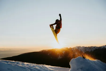 Foto de Luke Miller no Unsplash Um homem praticando snowboard